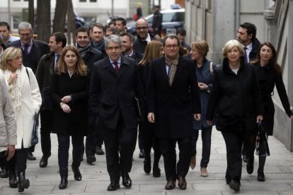 Francesc Homs y Artur Mas acompañados por la exconsellera d'Ensenyament Irene Rigau y de la exvicepresidenta Joana Ortega, también encausados por el 9-N, en una imagen de archivo.