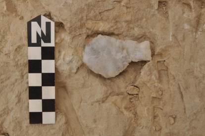 Hasta ahora las excavaciones han aportado piezas de industria lítica, algunas de ellas muy antiguas.