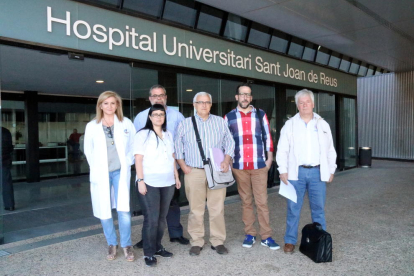Los portavoces de los comités de las empresas del grupo Sagessa -el Hospital Sant Joan de Reus, de los centros de atención primaria, el CMQ, el Hospital de Móra d'Ebre y Ginsa-, con un manifiesto conjunto en el hospital reusense, el 19 de mayo del 2017