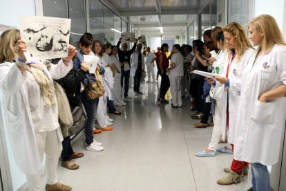 Plano general de la protesta de los trabajadores del Hospital Sant Joan de Reus durante la reunión del Consejo de Administración del hospital, con carteles, silbatos y gritos, el 19 de mayo del 2017.