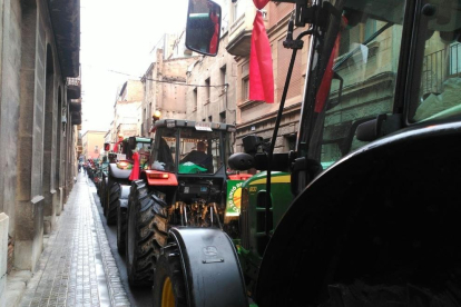 La columna de tractores en su paso por Valls.
