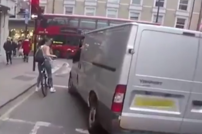 Los ocupantes de la furgoneta estaban asediando a una ciclista en la calle.