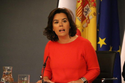 Plano medio de la vicepresidenta del gobierno español, Soraya Sáenz de Sanatamaría, en rueda de prensa en la Moncloa.