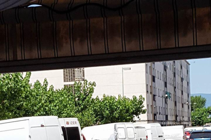 Imatge de furgonetes objete de les queixes que fan els veïns de l'entorn de plaça de Catalunya.