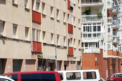 Imagen de furgonetas objete de las quejas que hacen los vecinos del entorno de plaza de Catalunya.