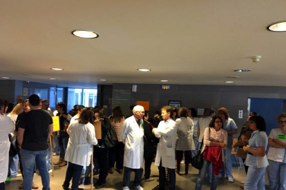 Imatge d'arxiu de treballadors de l'Hospital Comarcal de Móra d'Ebre concentrats per protestar per una nova retallada a la seva paga variable.