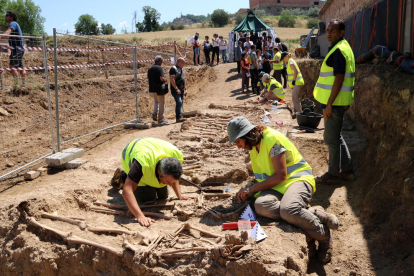 Els arqueòlegs treballant a la fossa de Figuerola d'Orcau, al Pallars Jussà.