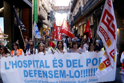 Plano general de la cabecera de la manifestación recorriendo la calle Monterols.