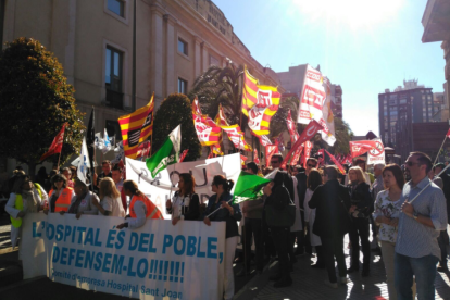 La manifestació davant de l'antic hospital Sant Joan.