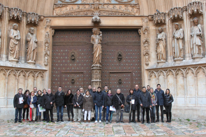 Els visitants, davant la catedral de Tarragona.