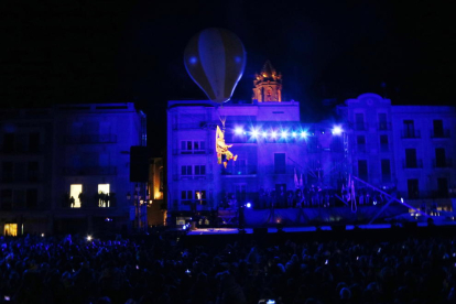 Pla obert de la inauguració de Reus com a Capital de la Cultura Catalana 2017, amb un home sobrevolant la plaça del Mercadal i el Campanar darrere. Imatge del 28 de gener de 2017
