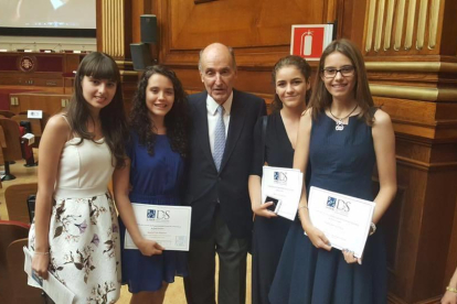 Quatre alumnes de l'Escola Maria Corina, premiades per un treball sobre l'ús de la imatge als centres eductius