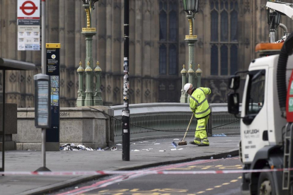 Miembros de los servicios de emergencia continúan con sus tareas en el puente de Westminster en Londres.