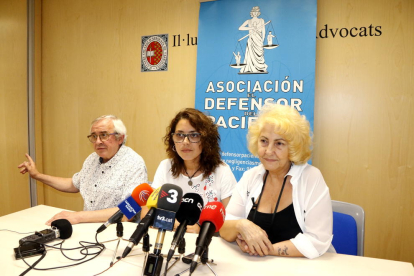Plano general del abogado José Aznar; de Mònica Ramos, madre del feto muerto al Hospital Joan XXIII, y de Carmen Flores, presidenta del 'Defensor del Paciente', el 22 de junio del 2017 en rueda de prensa en Tarragona