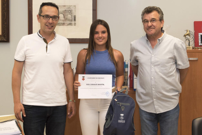 Èlia Canales recibió un diploma en su recepción en el Ayuntamiento.