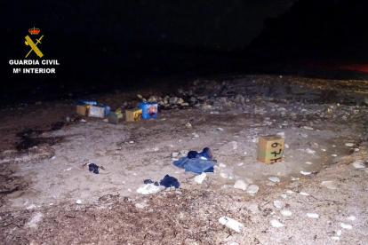 Paquetes de hachís derramados por la playa del Pont de l'Àliga después de la llegada de los agentes de la Guardia Civil.