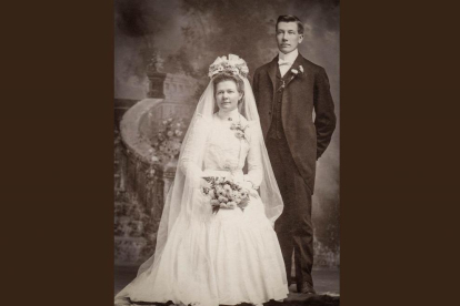 Imatge d'arxiu d'una foto de casament antiga.