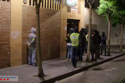 Los agentes detuvieron a los tres hombres en un registro en un bar de la calle Sant Magí, dónde se localizaron un arma blanca de grandes dimensiones y sustancias estupefacientes.
