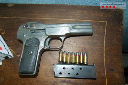 Al domicili es va localitzar l'arma semiautomàtica que s'hauria utilitzat per cometre la detenció il·legal.