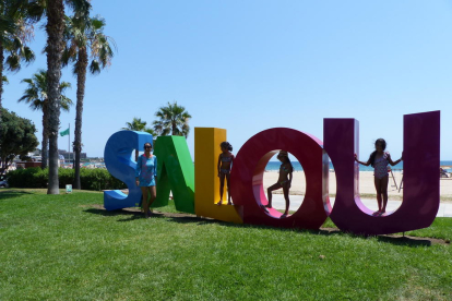Alguns turistes ja han aprofitat per fotografiar-se amb les lletres.