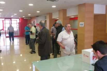 Socialistes tarragonins votant a la seu del PSC a