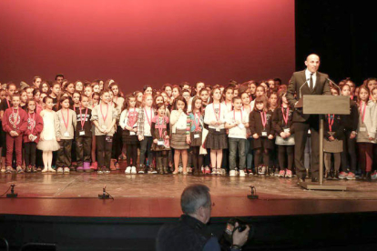 Los participantes en esta edición de los premios Roseta Amase al final del acto.