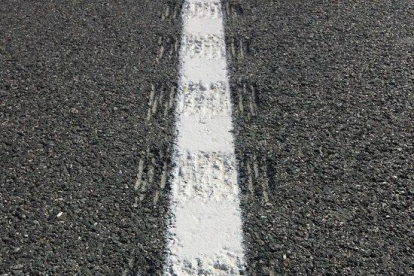 Imagen de las bandas que 'se marcarán' en varios tramos peligrosos de carreteras.