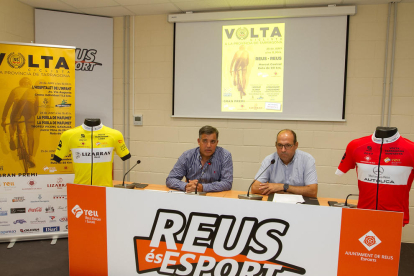 El concejal de Deportes, Jordi Cervera, y el director de la Vuelta, Joan Carles Ferran, en la presentación.