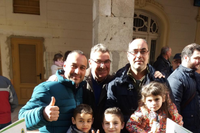 Jordi Rovira, a la derecha, con su padre Daniel, en el centro de la imagen, y su hermano, también Daniel, a la izquierda, con los pequeños de la familia, el día del concurso de cultivadores.