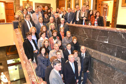 Imagen de los participantes al encuentro en las escaleras del Ayuntamiento de Reus