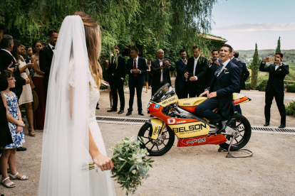 Olivé a sobre d'una moto el dia del casament.