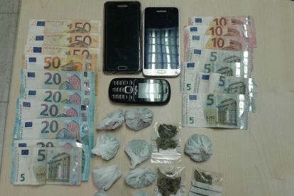 Las drogas, el dinero y los teléfonos móviles intervenidos.