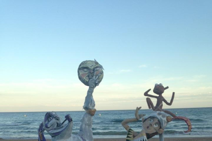L'artista tarragoní, amb una de les seves falles a la platja Llarga.