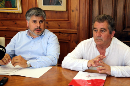El alcalde de Valls, Albert Batet, y el alcalde de Montblanc, Josep Andreu, en rueda de prensa este lunes.