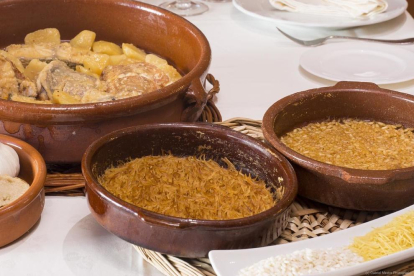 L'activitat dóna a conéixer una recepta tradicional, formada per dos plats: un de fideus rossos i un de patates amb rap.
