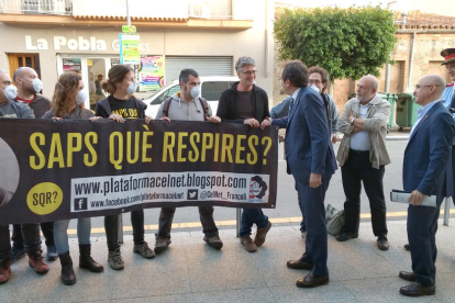 Membres de la CUP conversant amb el conseller Rull a la Pobla quan es va celebrar la Taula Territorial de Qualitat Ambiental del Camp de Tarragona.