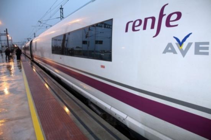 Uno de los trenes AVE que unirán Barcelona y Perpiñán estacionado a la estación de Figueres-Vilafant.
