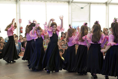 Niñas bailando durante una anterior edición de la Feria de Abril.