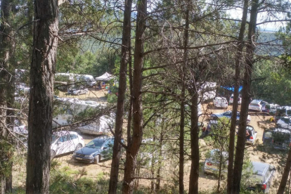 Centenares de coches en un campo de Querol, en el Alt Camp, en una fiesta 'rave' ilegal.