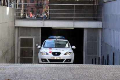 Un cotxe dels Mossos sortint dels jutjats de Girona.