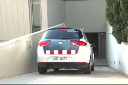 Pla general del vehicle dels Mossos d'Esquadra que ha traslladat l'assassí confés de la seva exparella, accedint a l'aparcament dels jutjats de Reus, el 27 de juny del 2017.