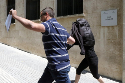 La exmonitora saliendo del juzgado de guardia de Tarragona, con la cara tapada.