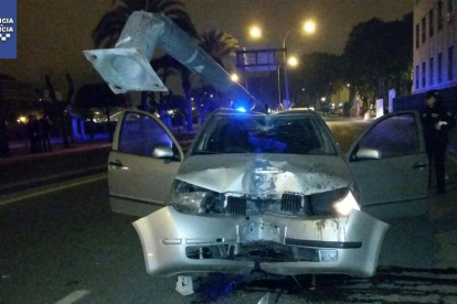 Imatge de com va quedar el cotxe després de la topada.