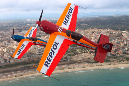 Primer plano de los aviones del equipo Bravo 3 Repsol, con la ciudad de Tarragona como fondo.