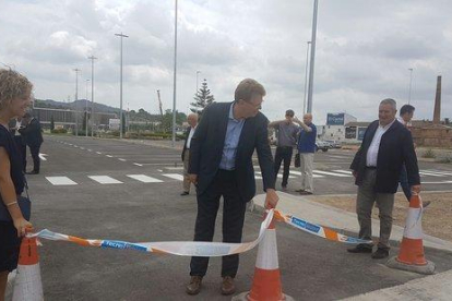 El delegat del Govern a les Terres de l'Ebre, Xavier Pallarès, acompanyat de l'alcalde de Tortosa, Ferran Bel, posen en servei l'aparcament de turismes.