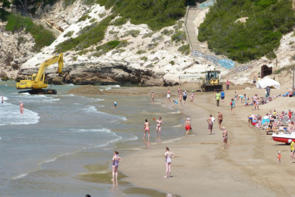 La máquina llevando a cabo los trabajos de reposición de arena de la playa Llarga.