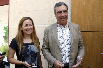 Los concejales del PDeCAT en el Ayuntamiento de Tarragona, Albert Abelló y Cristina Guzmán, este martes.