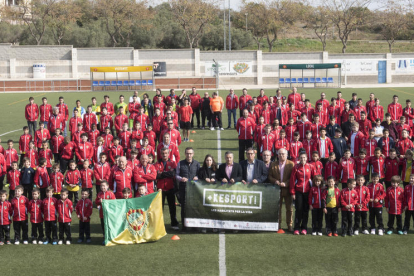 Foto de família dels equips que integren el Centre d'Esports Constantí.