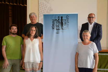 Imatge dels responsables de la Setmana Cantant i el conseller de Cultura, Josep Maria Prats.