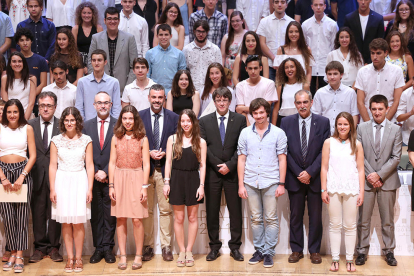 El presidente de la Generalitat rodeado por los jóvenes estudiantes que han sido distinguidos.